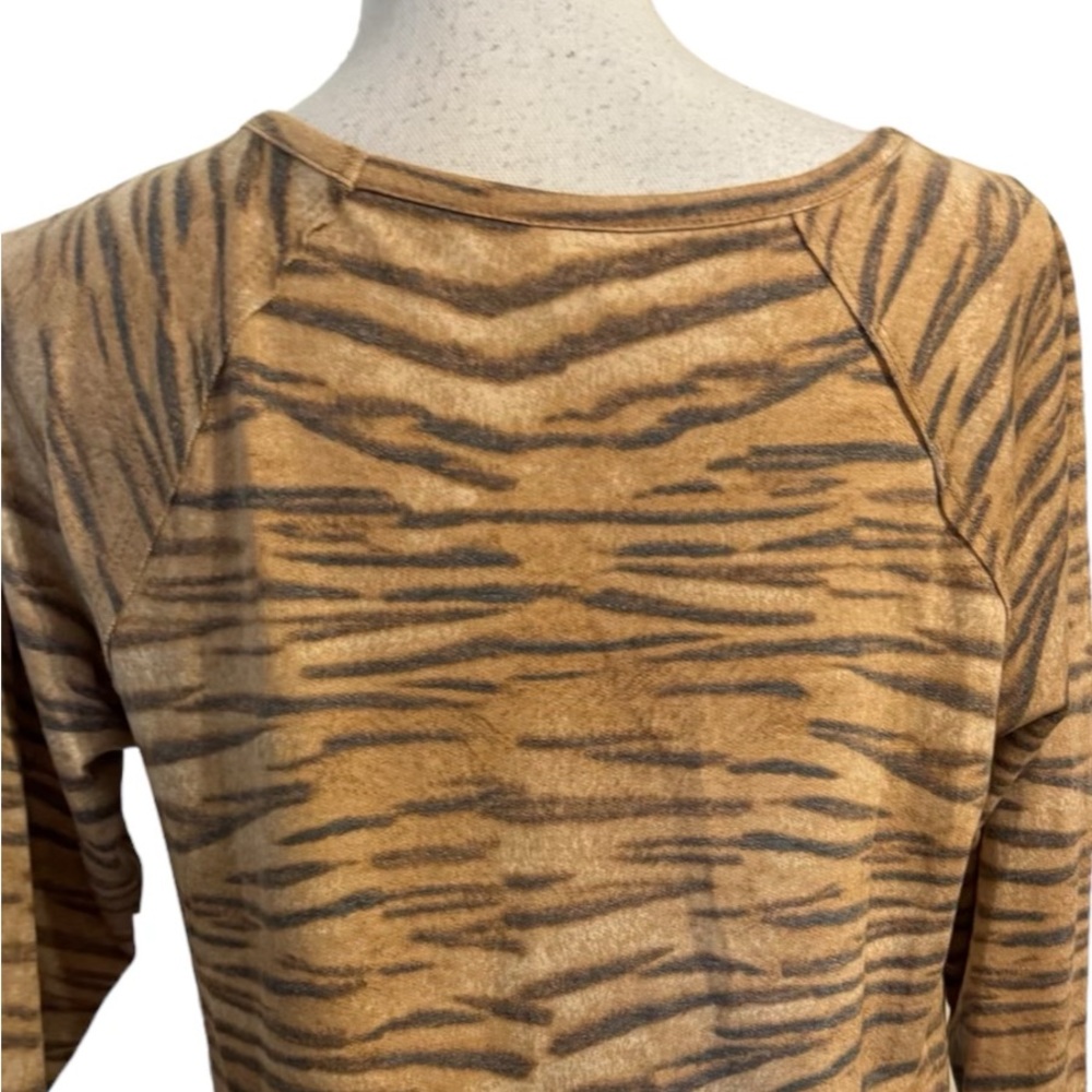 NWT  
ANIMAL PRINT TOP   MEDIUM    #V - Picture 5 of 7